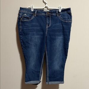 Women’s Royalty blue denim capris NWOT